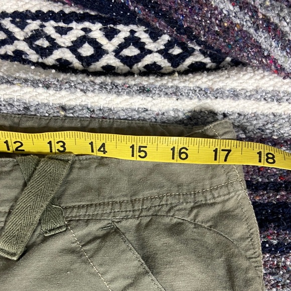Mountain Hardware Green Organic Cotton Cropped convertible Pants Hiking shorts - Picture 3 of 10